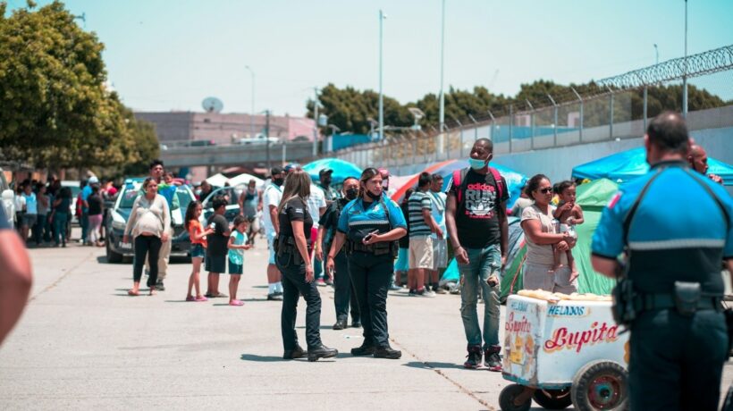 Riziko štrajkov a občianskych nepokojov rastie. Poisťovniam môže podľa Swiss Re pomôcť umelá inteligencia